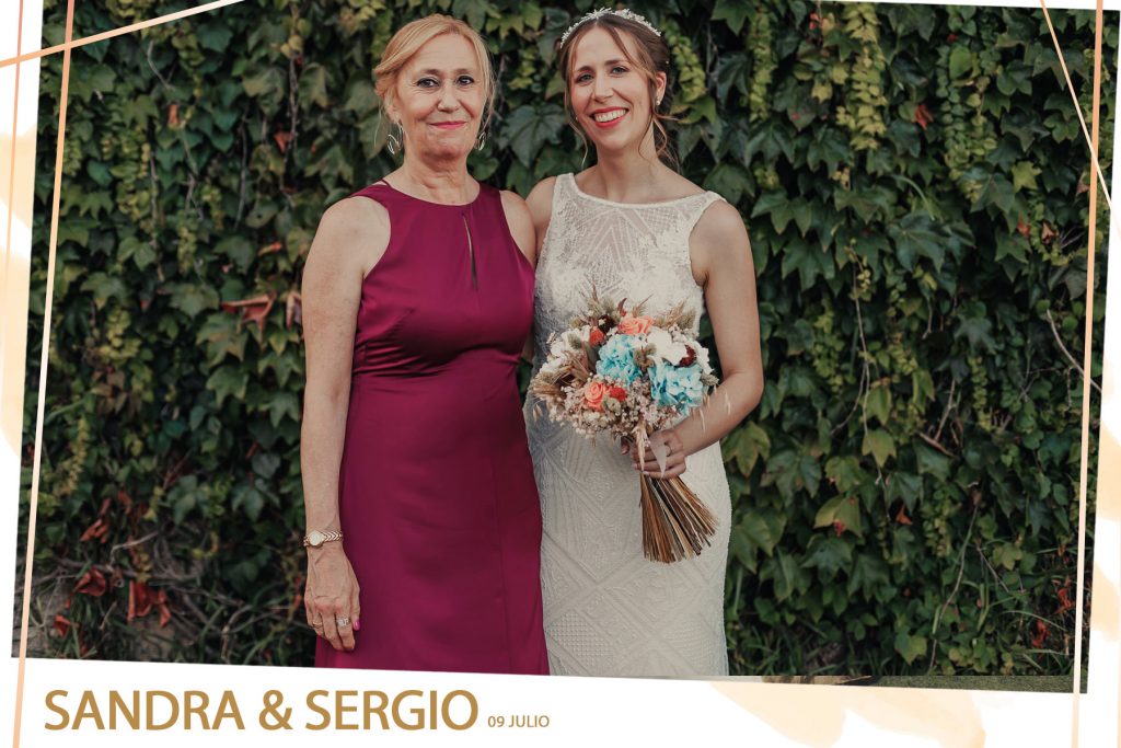 Foto de una novia junto a su madre posando en un jardín